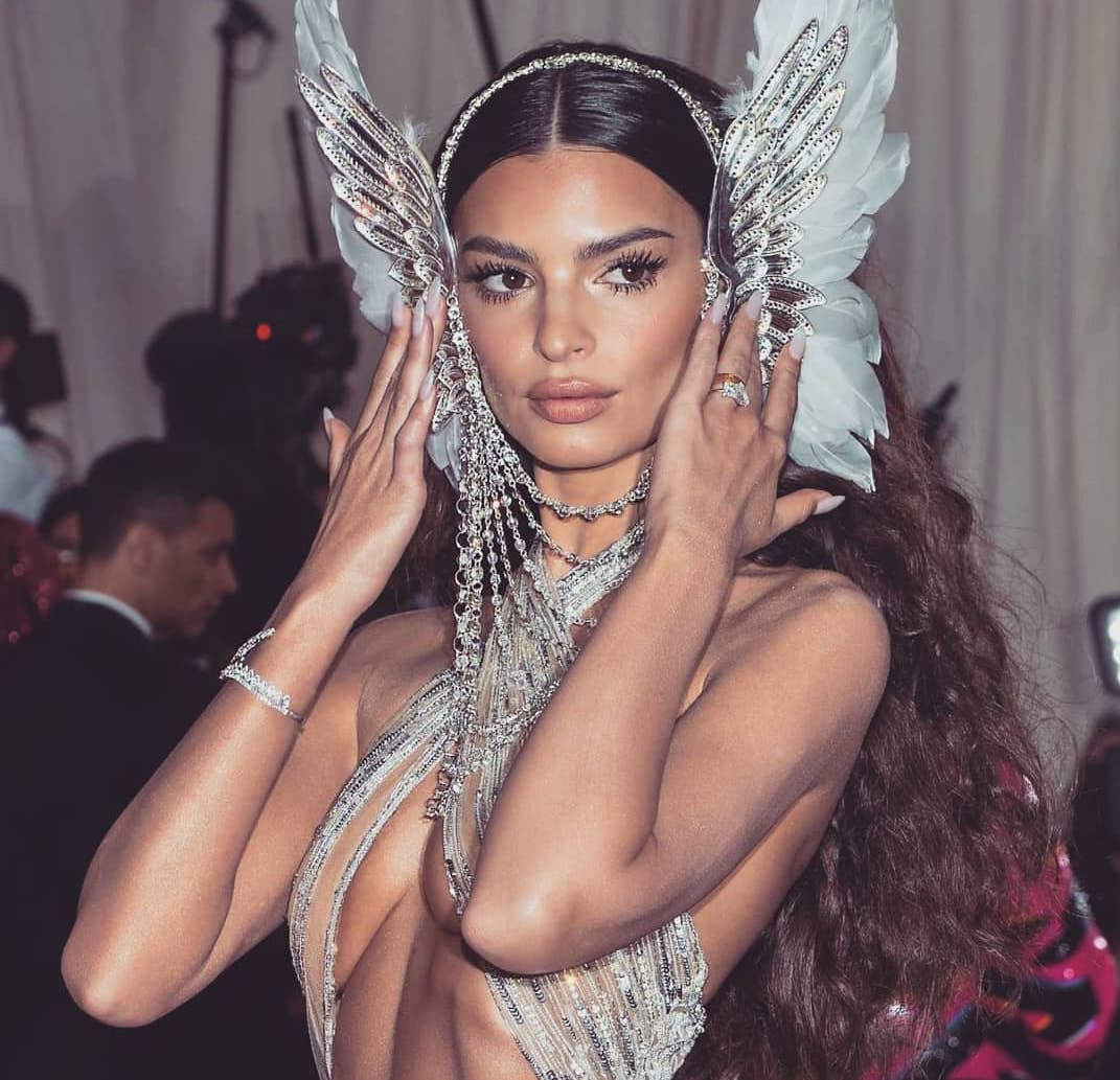 Emily Ratajkowski Operaciones